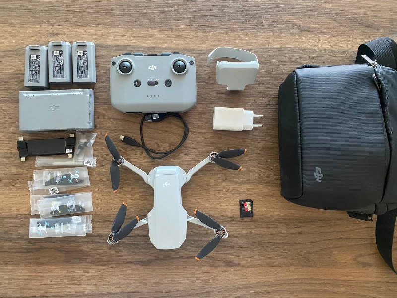 Квадрокоптер DJI Mini 2, бесперебойник APC Easy UPS, электро-гитара Strandberg, звуковая карта Universal Audio, вокальный микрофон Beyerdynamic