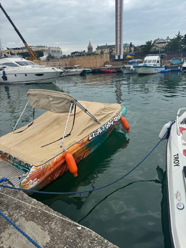 Катер SeaRay с лафетом и местом в яхт клубе 10