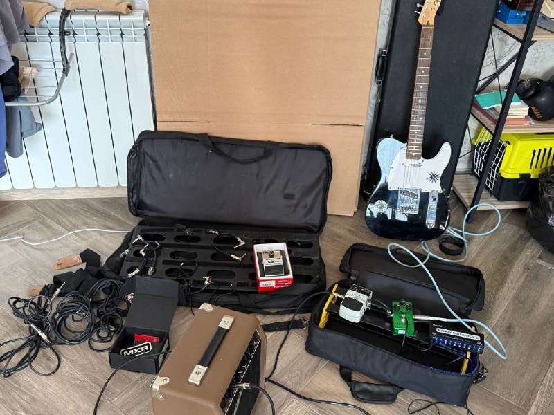 NUX педалборд, JOYO блок питания, шумодавы, Fender комбик, гитары Squier, Ibanez 4