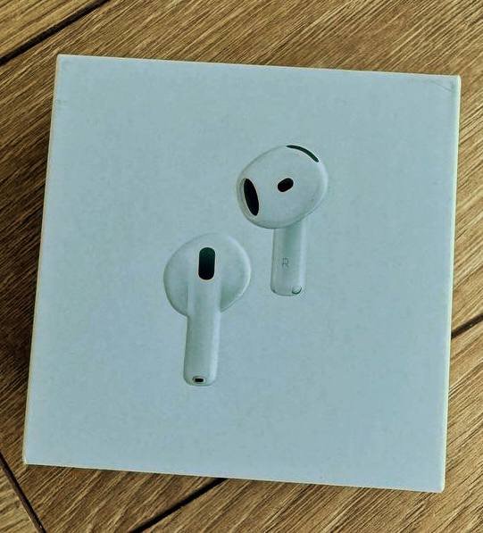 Apple AirPods 4 с шумоподавлением
