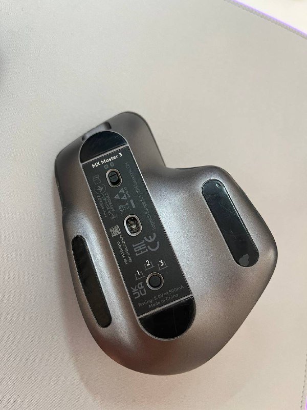 iPad Pro 11 M4, клавиатура Keychron K3, мышь Logitech MX Master 3, лампа Xiaomi Mi Computer Light 8