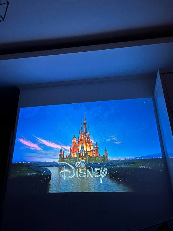 Проектор с настройками размера, яркости, насыщенности