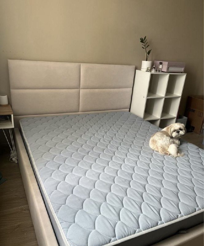 Кровать с подъемным механизмом и матрасом