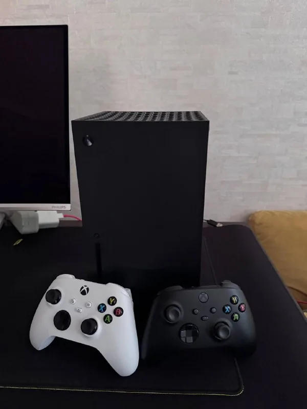 Xbox Series X, 2 геймпада