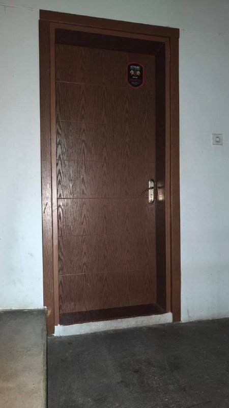 Деревянные двери с коробкой и замком