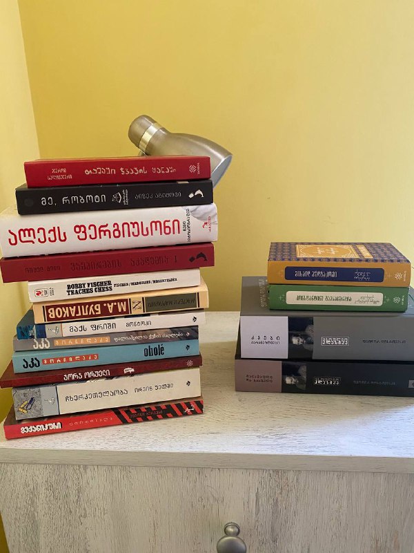 книги, зарядное устройство, парфюм, кошельки, футболки, куртка
