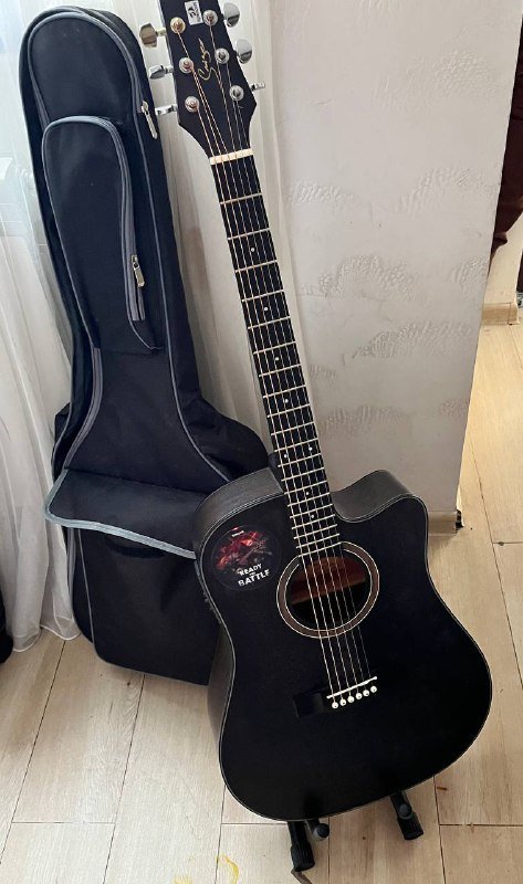 Гитара с подставкой, чехлом, кабелем, каподастром