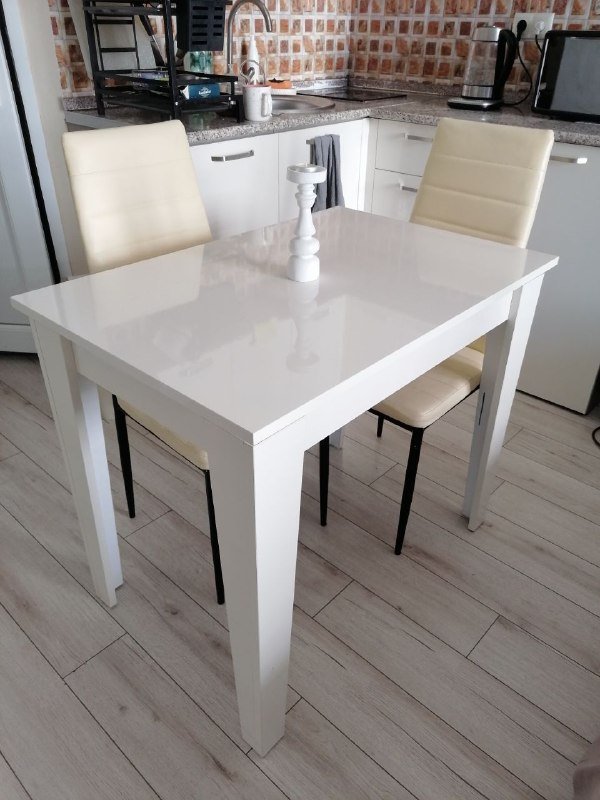 Белый глянцевый стол