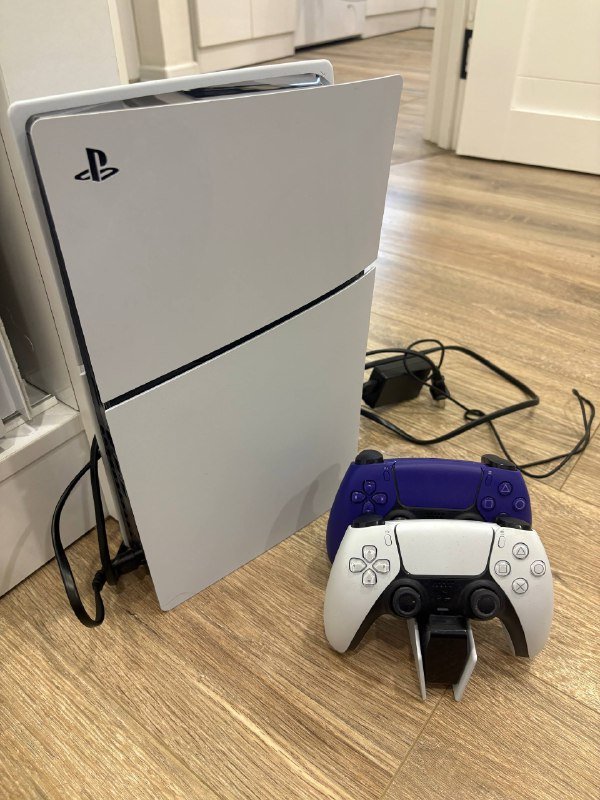 PlayStation 5 с джойстиками и зарядкой