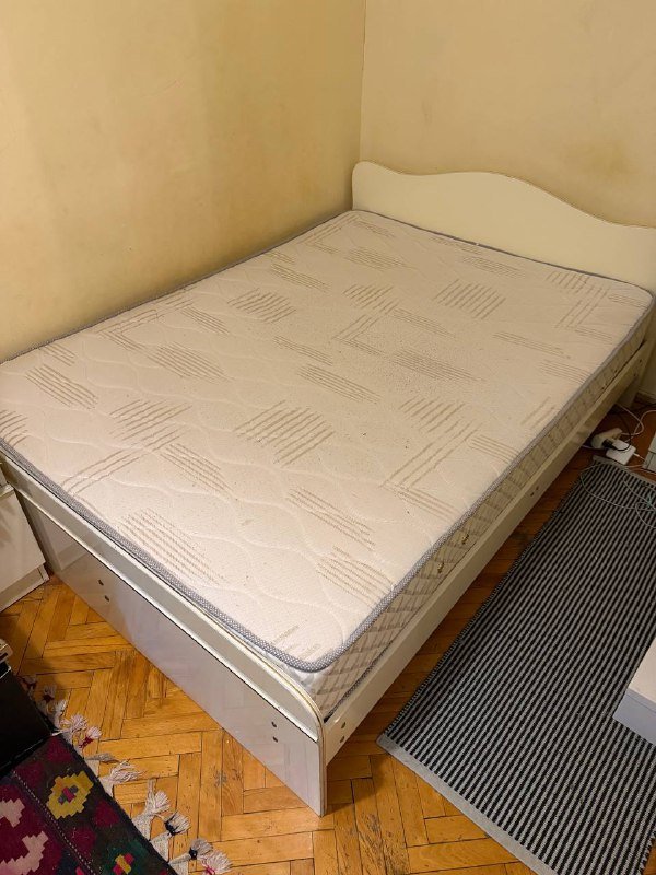 Графин, фарфоровый чайник, керамическая конфетница, разделочная доска, кофеварка, подсвечники, матрац, деревянный пенал 8