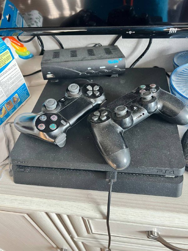 PlayStation 4 с 2 джойстиками и проводами