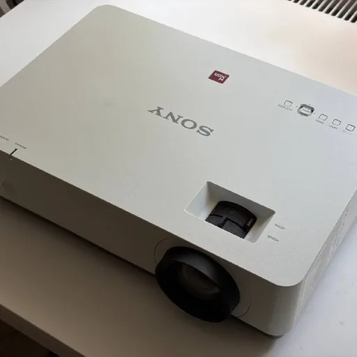 Sony projector, projection screen
