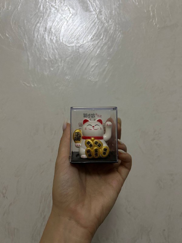 Фигурка кота за сникерс