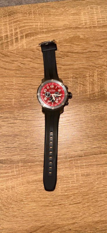 часы TW Steel с красным циферблатом
