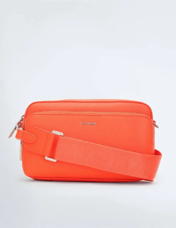 Женская сумка-кроссбоди Calvin Klein Must Camera Bag 1