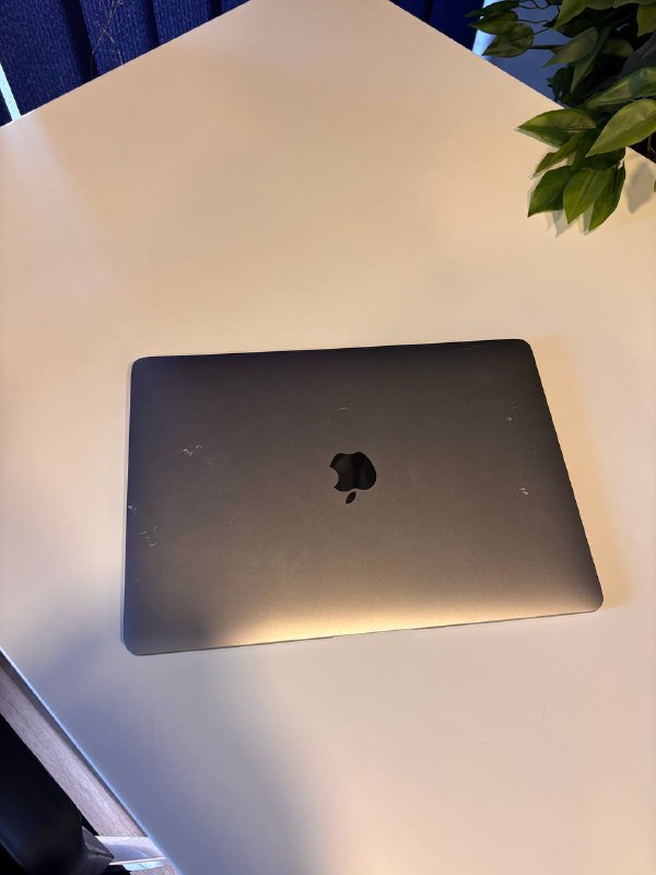 MacBook Air 2018 i5 8/128GB с треснутой рамкой 4