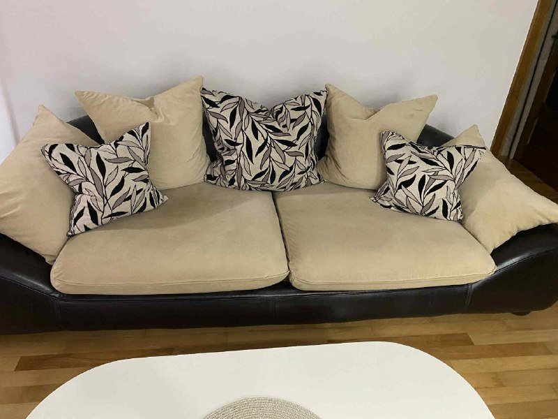 ყავისფერი დივანი, სავარძელი და ორი ოთხკუთხედა ფეხსაცმლის სკამი 2