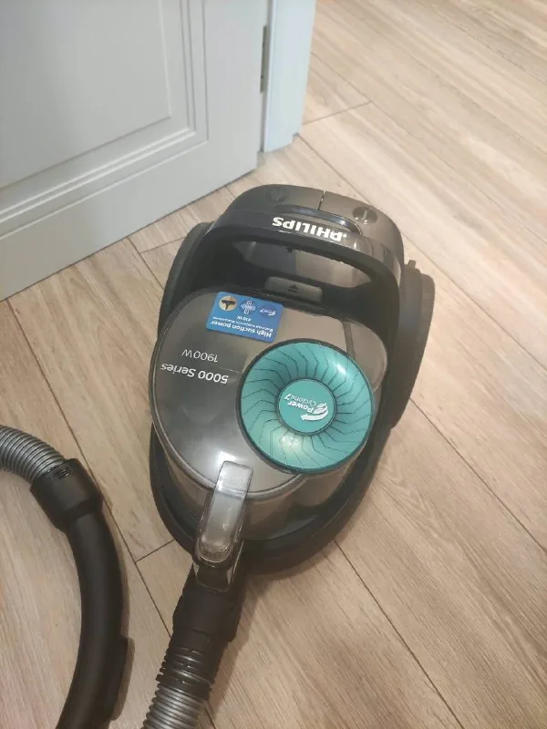 Philips PowerCyclone 7 vacuum cleaner 1