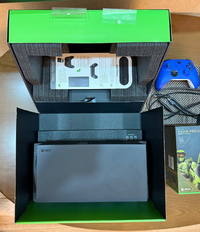 Xbox Series X 1TB с 2 геймпадами и беспроводными наушниками