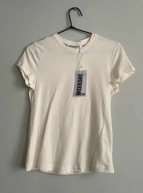 Черные джинсы Massimo Dutti, белая футболка Weekday 10