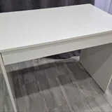 Минималистичный белый письменный стол 1