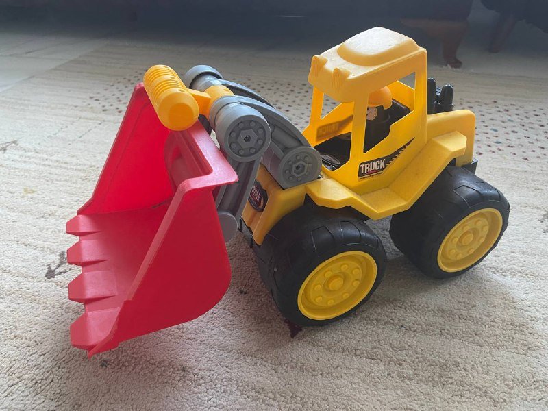 Игрушечный трактор с ковшом