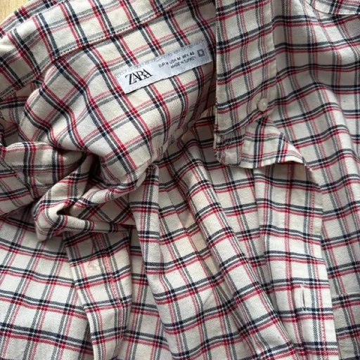 Рубашка Zara, футболка Uniqlo