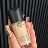 Контур-стик Charlotte Tilbury, тональная основа MAC, тональный стик Dior, хайлайтер Kiko, тональная сыворотка Clarins 4