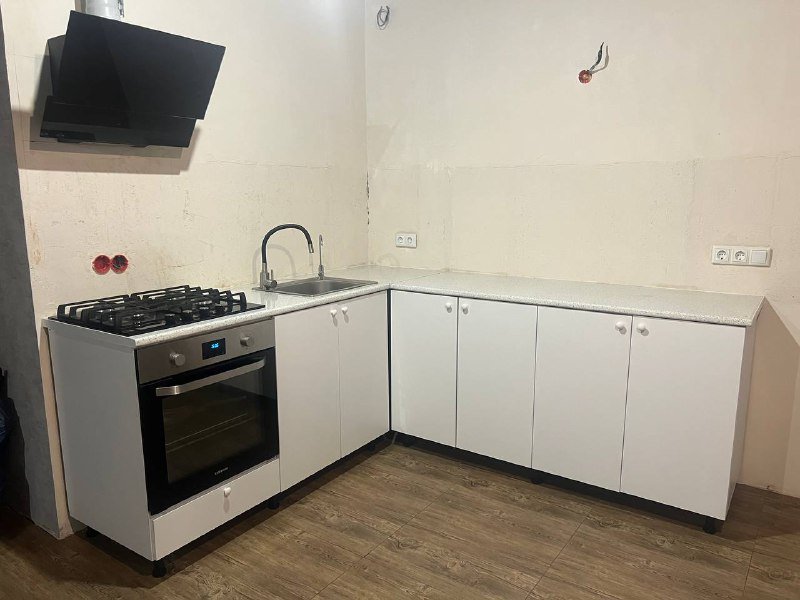 Угловая кухня с мойкой и столешницей