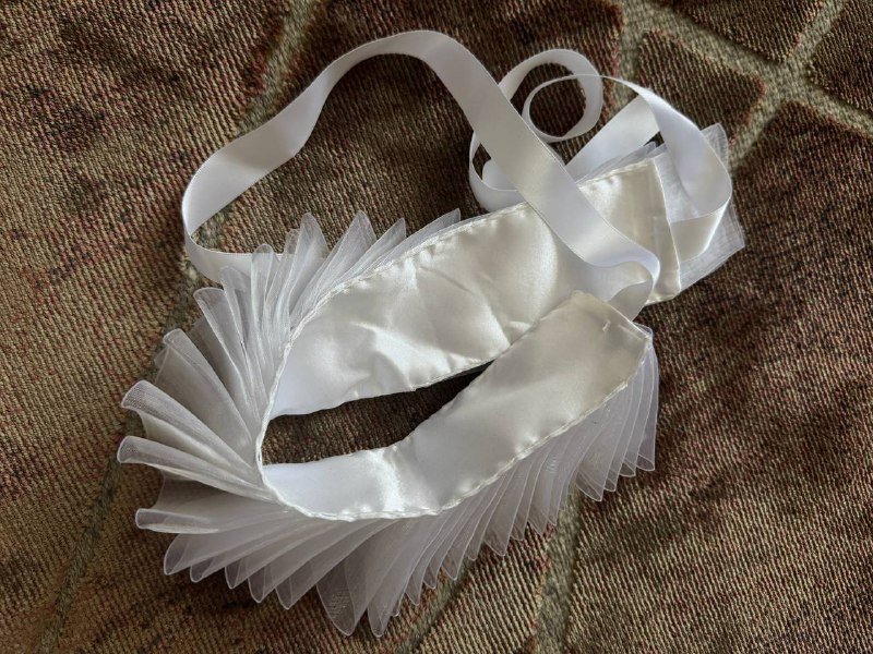 перчатки, платок, горжет, искусственный жемчуг, цепочка и браслет, банка блесток 3