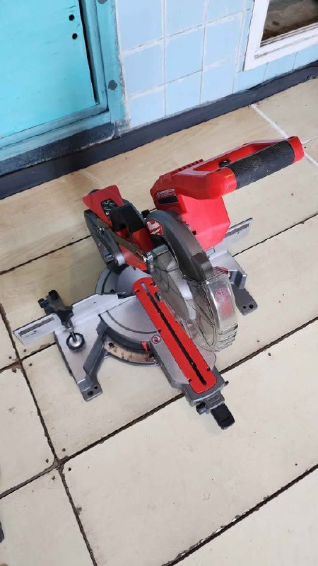 Торцовочная аккумуляторная электропила Milwaukee Dual Bevel 10'' 2