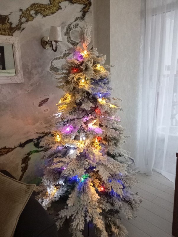 Искусственная елка 180 см с гирляндами и игрушками 2