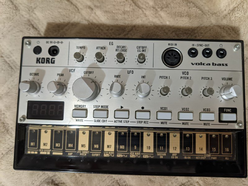 Roland MC-707, Behringer XENYX QX1002USB, KORG Volca Drum, KORG Volca Bass, KORG Volca FM, Behringer Pro VS Mini, Mooer PE100 3