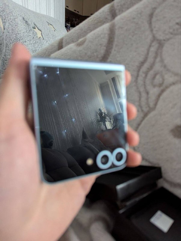 Телефон Samsung z flip 6 с чехлами 2