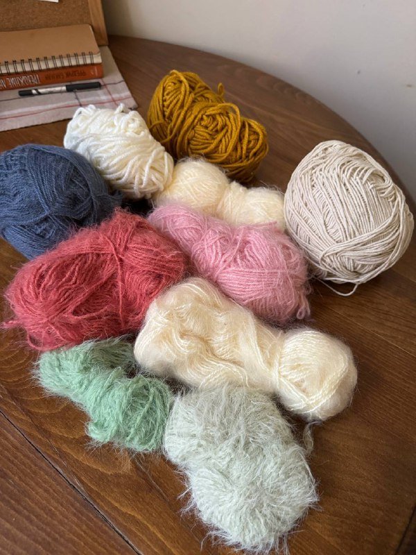 зеркало, лампа, остатки пряжи, бобинный лён 5