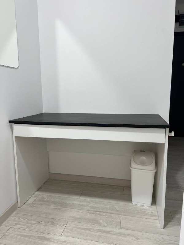 Компьютерный стол, монитор LG 27", колонки Logitech, игров. наушники, маркерная доска, экшн-камера GoPro 5