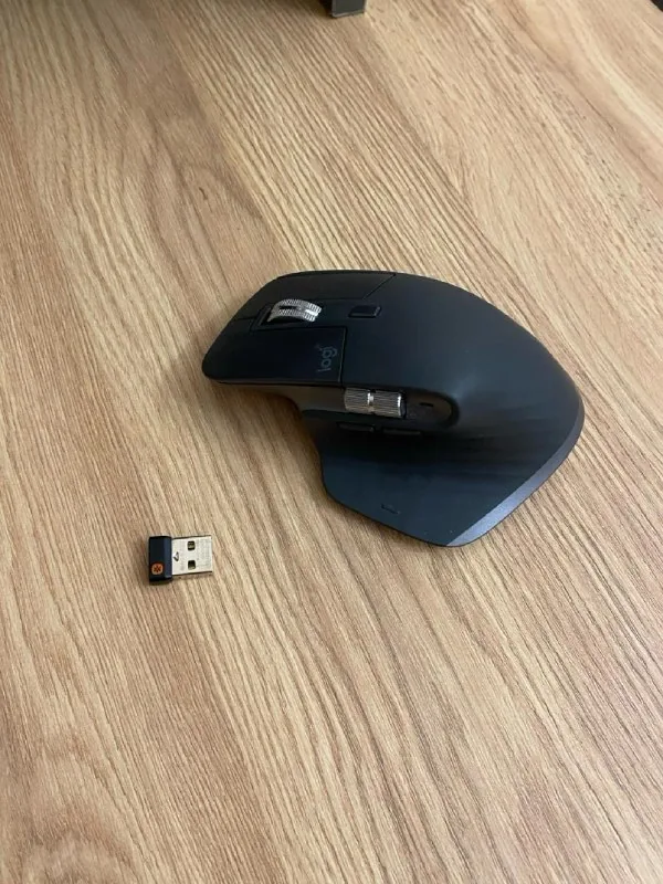 Мышь Logitech MX Master 3, фотоаппарат Polaroid Go Generation 2 1