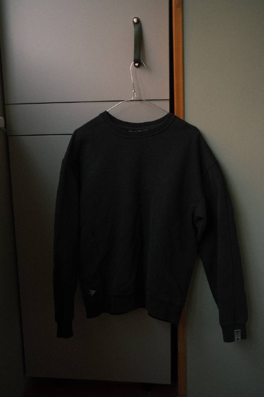 Футболка Bershka, платье H&M, джинсы Bershka, джинсовая куртка Levi’s, свитшот TRXLHXD, шорты Nike, очки Befree 5