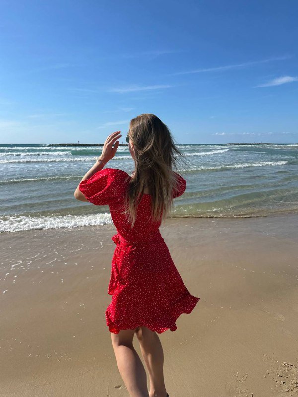 Летнее красное платье в горошек с короткими рукавами 2