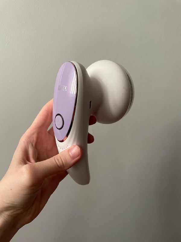 Два баллончика краски, ножницы, кастрюля, подушка, машинка для катышек, штопор 7