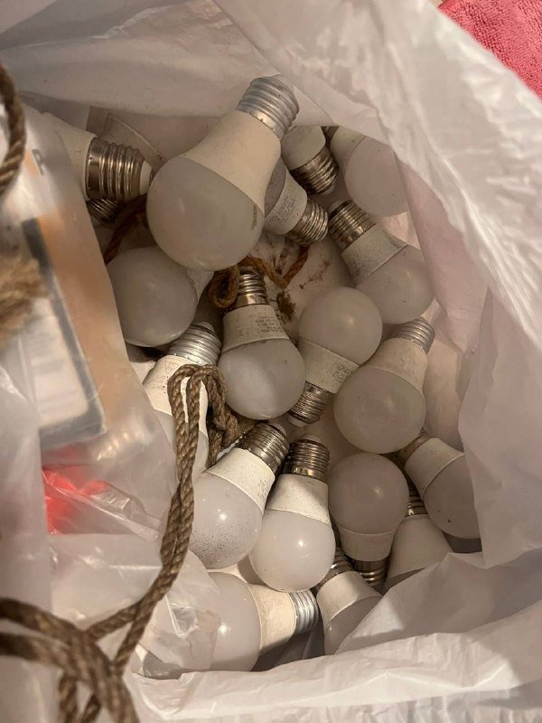 Светодиодные лампочки 20 желтых, 4 красных 3