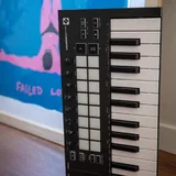 MIDI-клавиатура Novation Launchkey Mini, Гитарный мини-усилитель Blackstar Fly 3 1