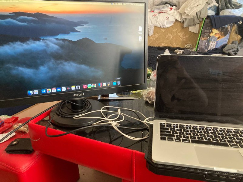 Павербанк, зарядка Macbook, вентилятор, машинка для сигарет, часы, Macbook Pro с монитором 8