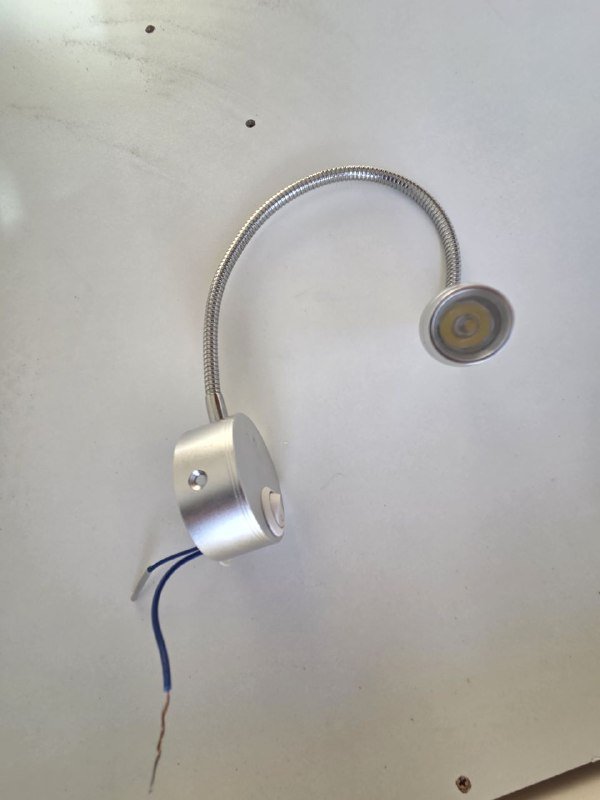 Светильник с гибкой ножкой над кроватью 2