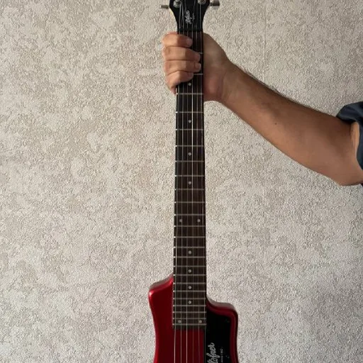 Червона електрогітара Höfner Shorty