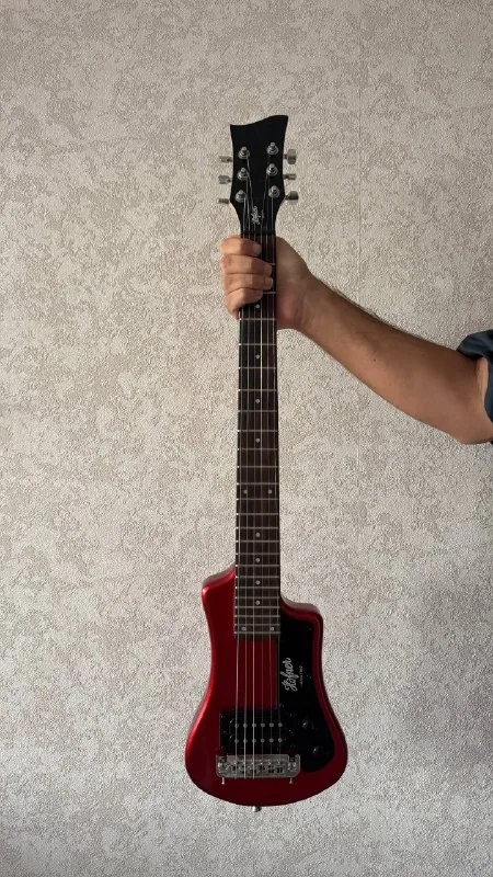 Червона електрогітара Höfner Shorty 1