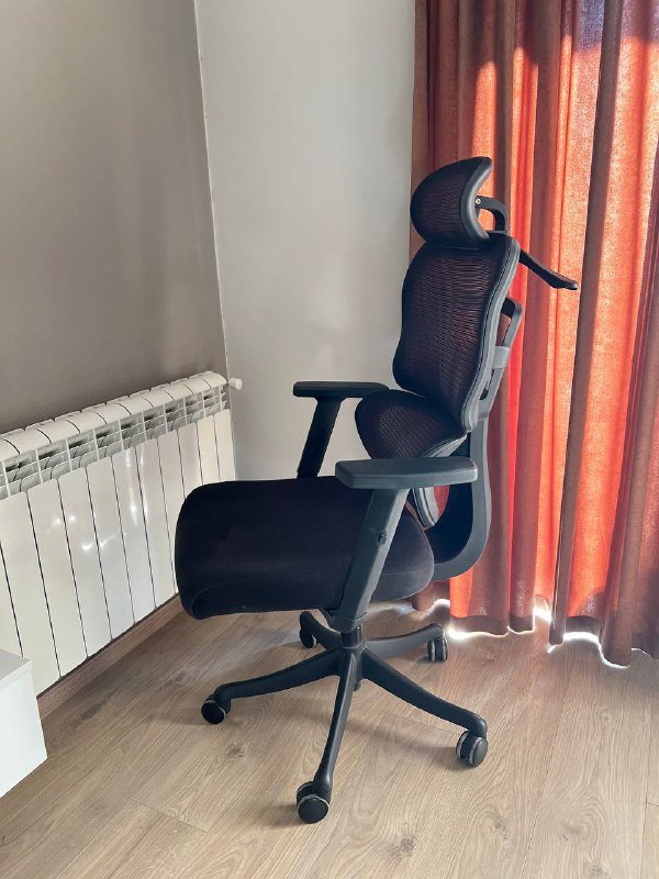 Эргономичное офисное кресло с регулируемой поддержкой спины