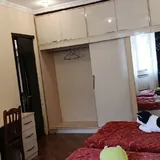 დიდი კარადა, ორი ერთადგილიანი საწოლი, ორი ტუმბო, მაგიდა 2