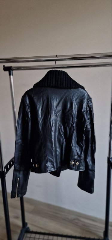 Женская куртка Guess кожзам с вязаным воротником 3