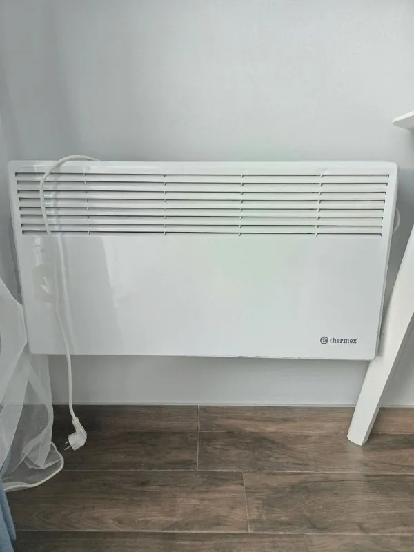 Обогреватели, вешалка, полка и столик IKEA 1